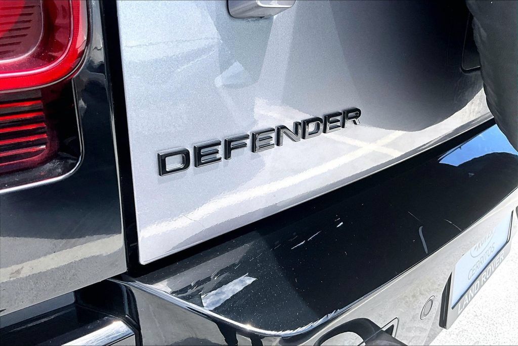 Certified 2024 Land Rover Defender 110 X-Dynamic SE AWD/4WD image 22