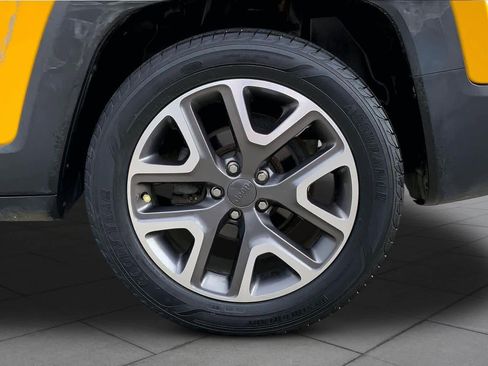 Used 2016 Jeep Renegade Latitude FWD image 11