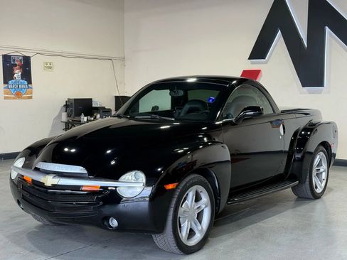 Used 2004 Chevrolet SSR w/ Preferred Equipment Group image 1