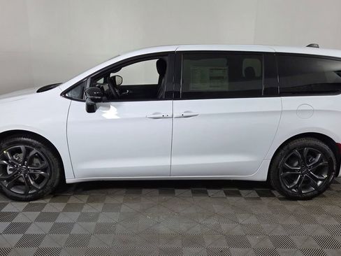 New 2026 Chrysler Pacifica Select image 4