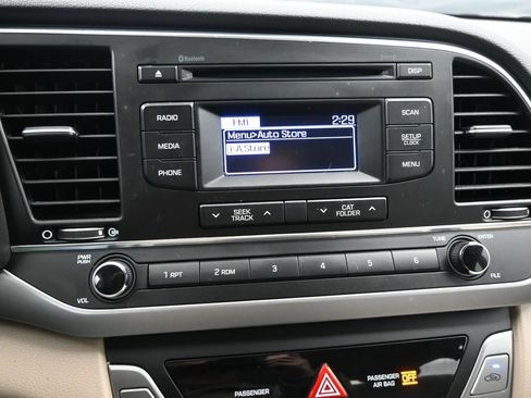 Used 2017 Hyundai Elantra SE w/ Cargo Package image 15