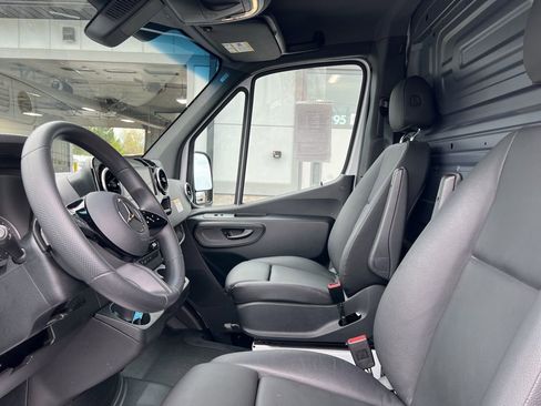 Used 2025 Mercedes-Benz Sprinter 2500 image 12