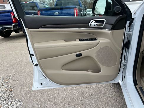 Used 2018 Jeep Grand Cherokee Overland image 12