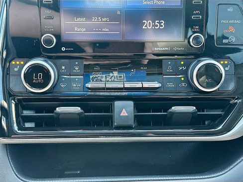 Used 2020 Toyota Highlander XLE FWD image 13