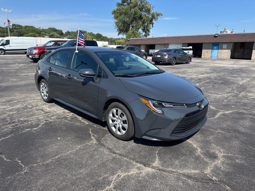 Used 2026 Toyota Corolla LE FWD image 3