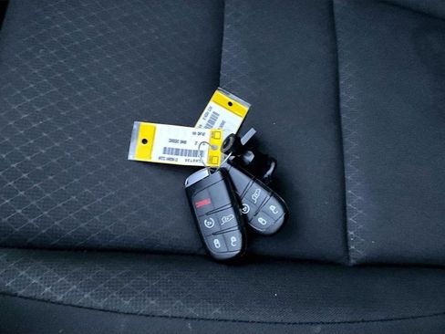 Used 2019 Jeep Grand Cherokee Laredo image 31