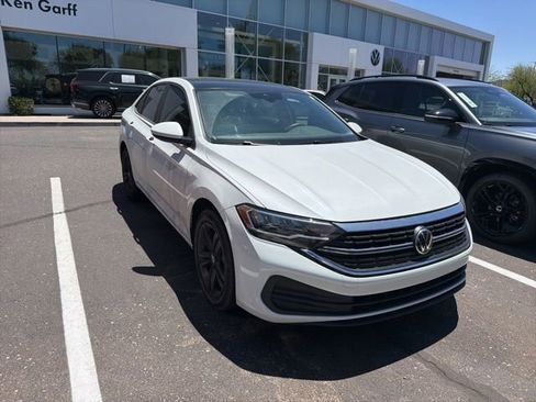 Used 2022 Volkswagen Jetta SE w/ Panoramic Sunroof Package FWD image 2