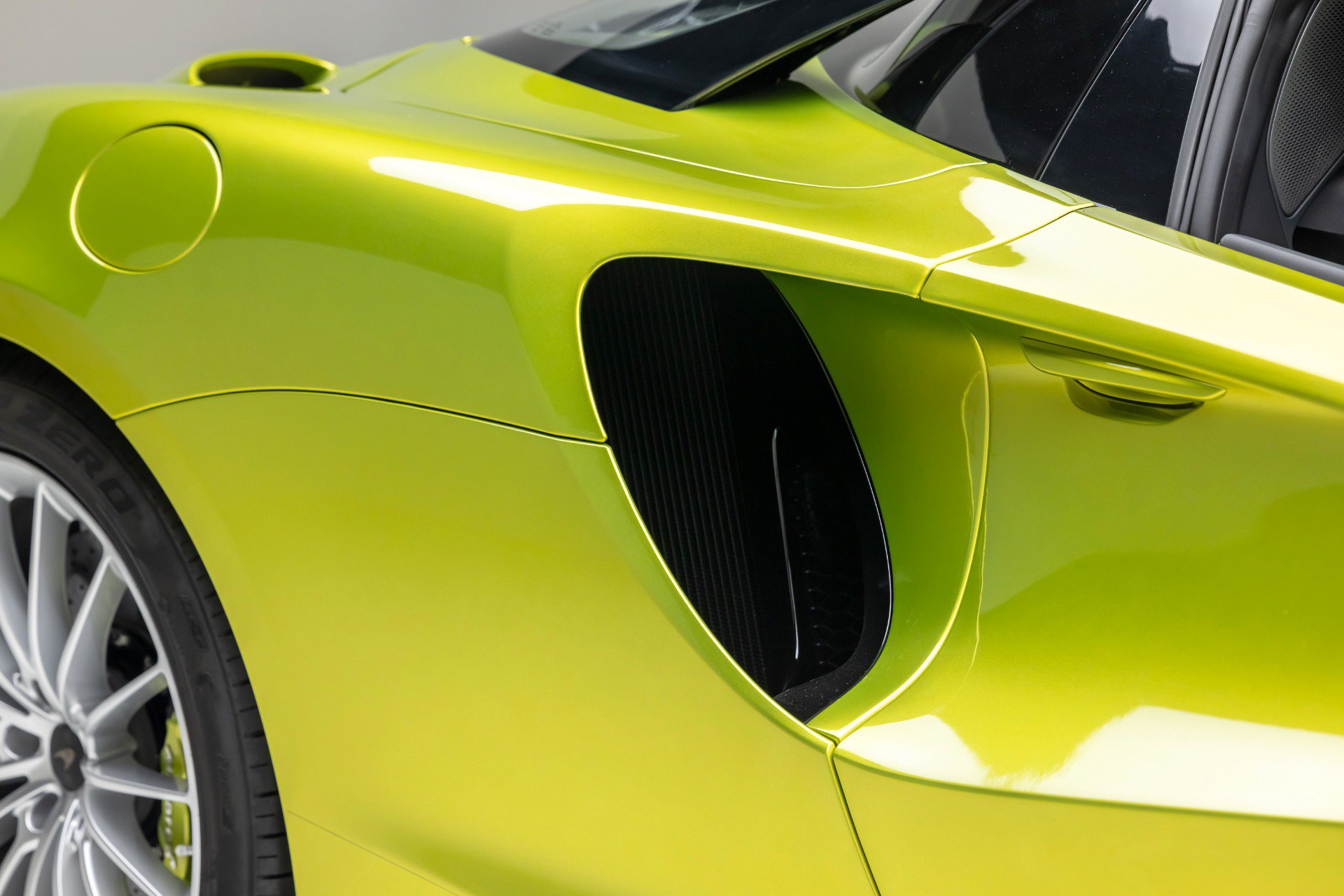 Used 2025 McLaren Artura Spider RWD image 35