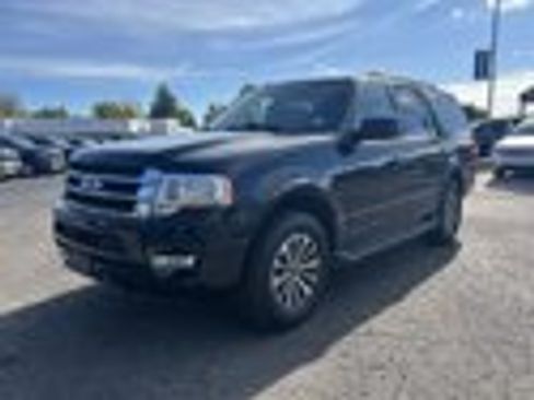 Used 2017 Ford Expedition XLT w/ Equipment Group 202A AWD/4WD image 8