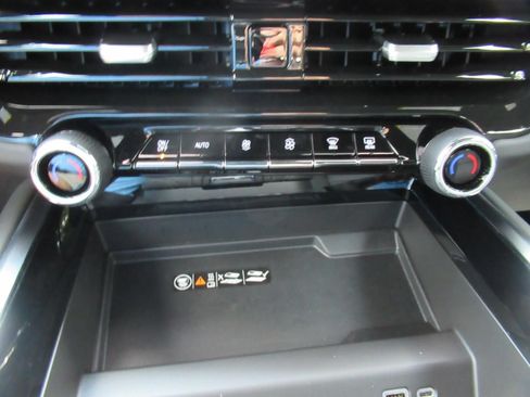 Used 2025 Chevrolet Suburban Z71 w/ Comfort Package AWD/4WD image 29
