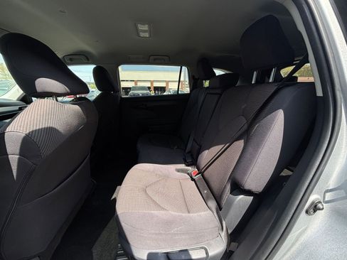 Used 2025 Toyota Highlander LE FWD image 27