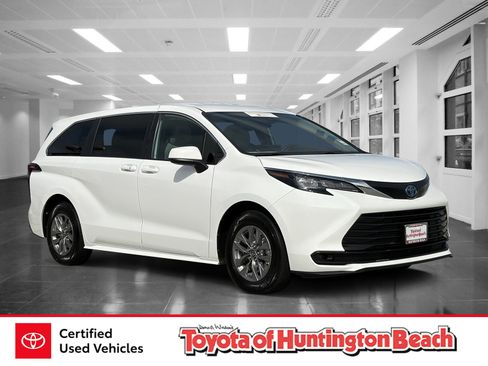 Certified 2025 Toyota Sienna LE FWD image 1