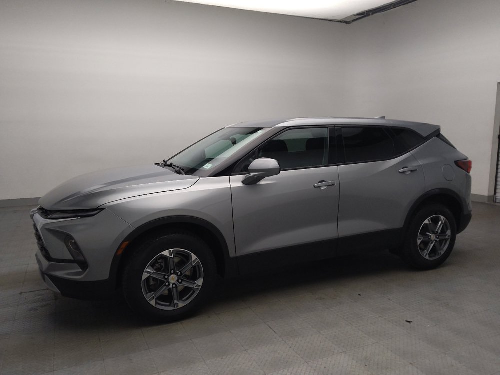 Used 2025 Chevrolet Blazer LT FWD image 2