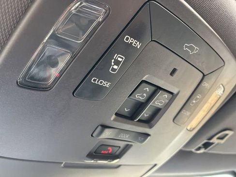 Used 2021 Toyota Sienna Platinum image 34