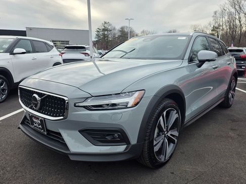 Used 2025 Volvo V60 B5 Cross Country Plus AWD/4WD image 3