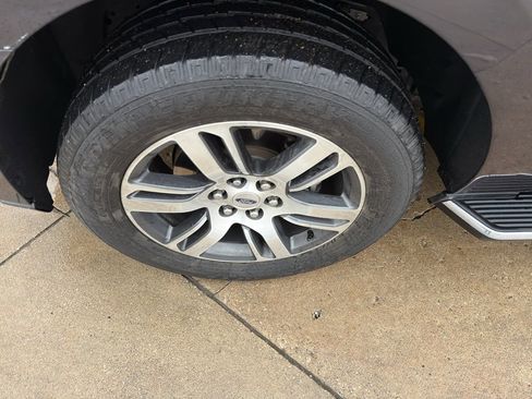 Used 2023 Ford Expedition Max XLT image 9