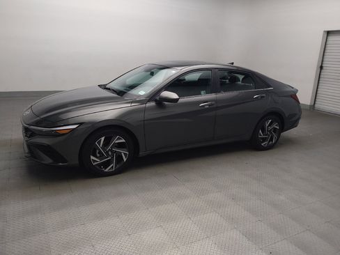 Used 2025 Hyundai Elantra SEL FWD image 2