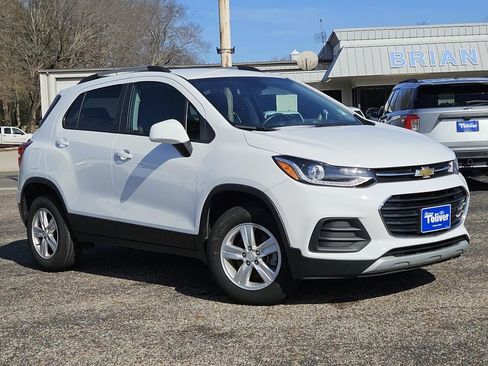 Used 2022 Chevrolet Trax LT w/ LT Convenience Package image 2