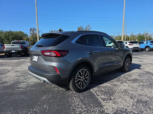 Used 2025 Ford Escape SE image 3