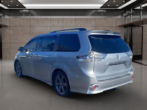 Used 2016 Toyota Sienna SE Premium image 3