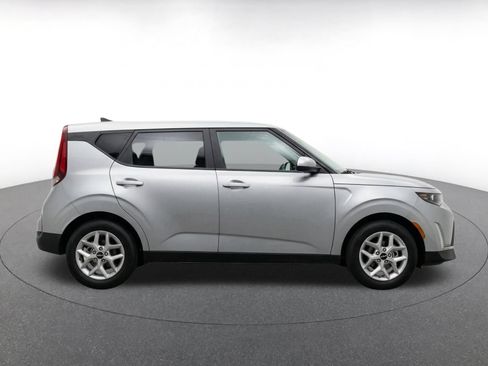 Used 2025 Kia Soul LX w/ LX Technology Package FWD image 11