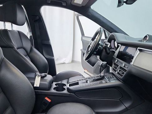 Used 2020 Porsche Macan Turbo image 25