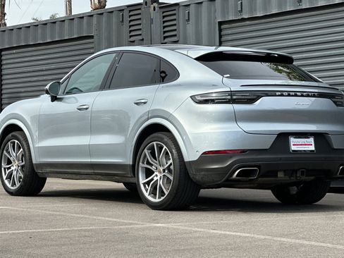 Certified 2022 Porsche Cayenne Platinum Edition image 3