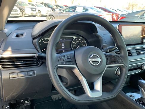 Used 2025 Nissan Altima 2.5 SV image 35