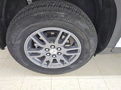 Used 2025 GMC Acadia Elevation image 25