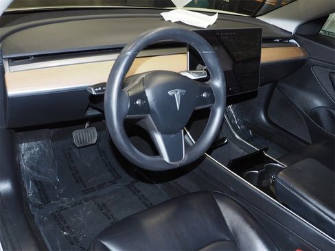 Used 2020 Tesla Model 3 Standard Range Plus image 5