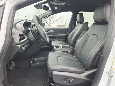 New 2026 Chrysler Pacifica Select image 11