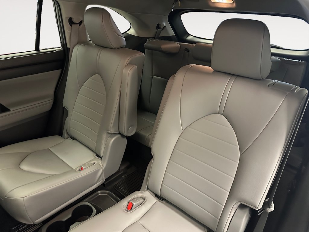 Used 2025 Toyota Highlander XLE AWD/4WD image 14