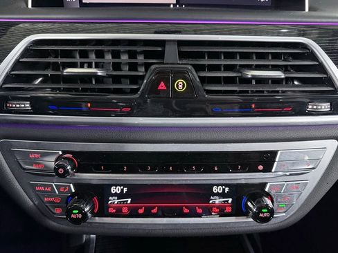 Used 2021 BMW 750i xDrive w/ Executive Package image 25