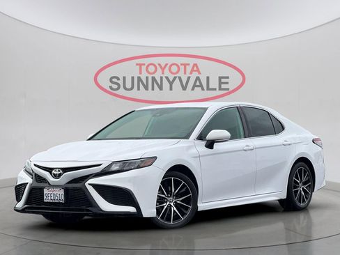 Used 2023 Toyota Camry SE image 2