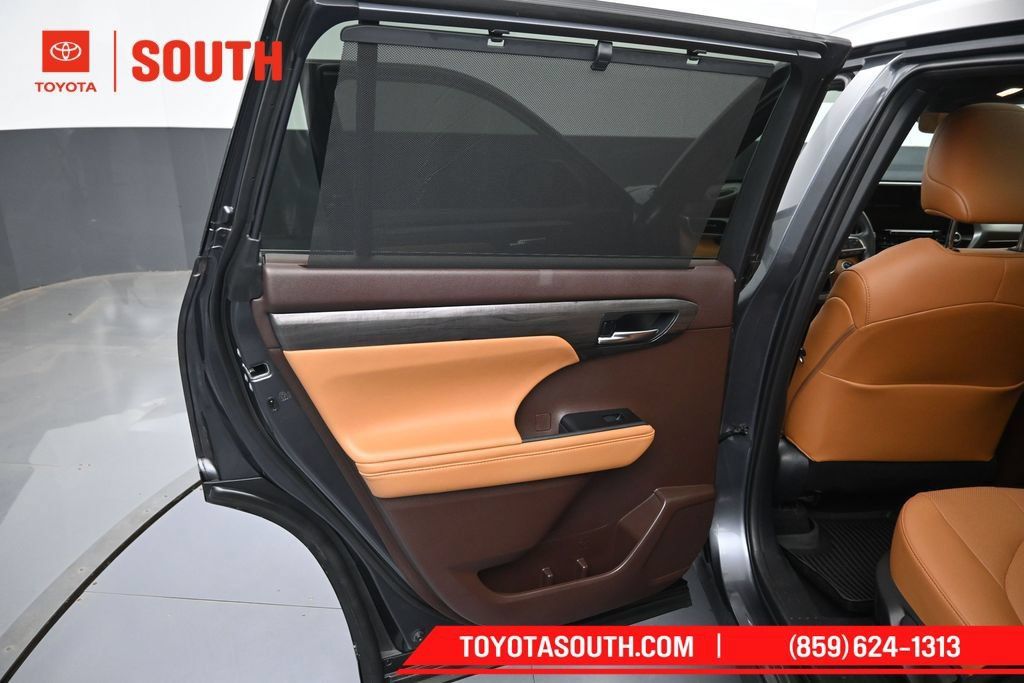 Used 2020 Toyota Highlander Platinum AWD/4WD image 26