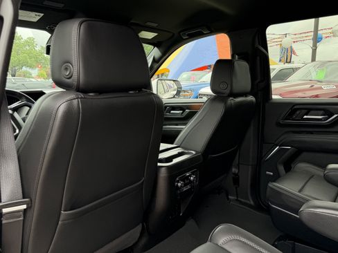 Used 2025 GMC Yukon XL Denali AWD/4WD image 18