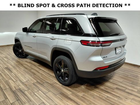 Used 2022 Jeep Grand Cherokee Altitude AWD/4WD image 10