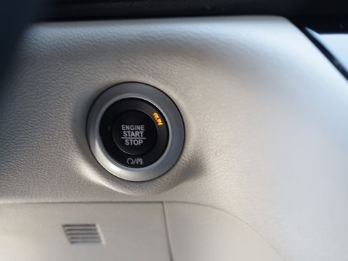 Used 2024 Chrysler Pacifica Touring-L image 7