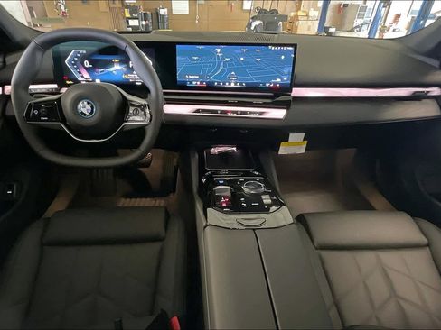 Used 2025 BMW i5 eDrive40i w/ Premium Package image 5