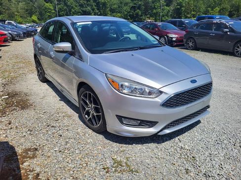 Used 2016 Ford Focus SE w/ SE Sport Package image 2