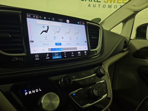 Used 2023 Chrysler Pacifica Limited FWD image 28