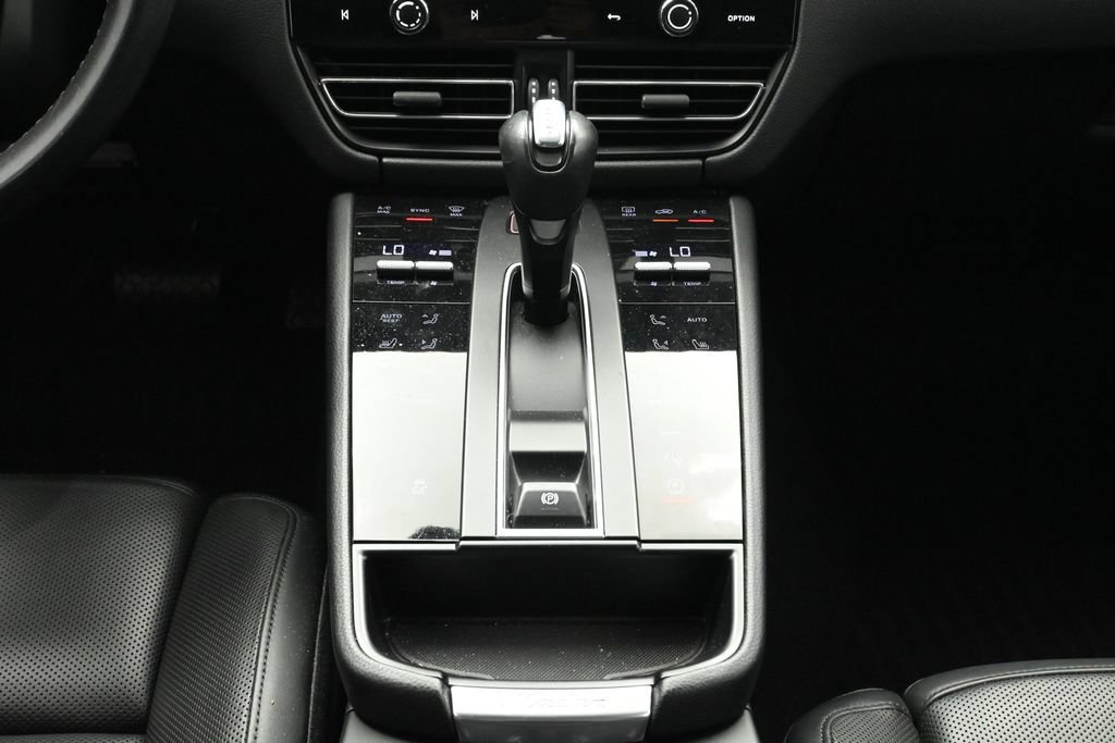 Certified 2023 Porsche Macan AWD/4WD image 22