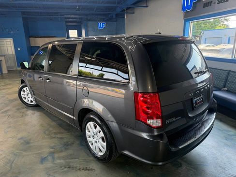Used 2016 Dodge Grand Caravan SE w/ Quick Order Package 29E SE FWD image 3