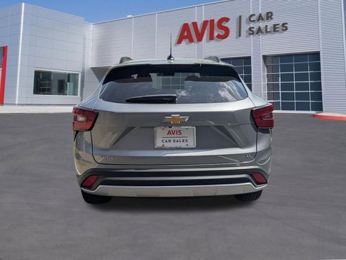 Used 2025 Chevrolet Trax LT w/ LT Convenience Package FWD image 7