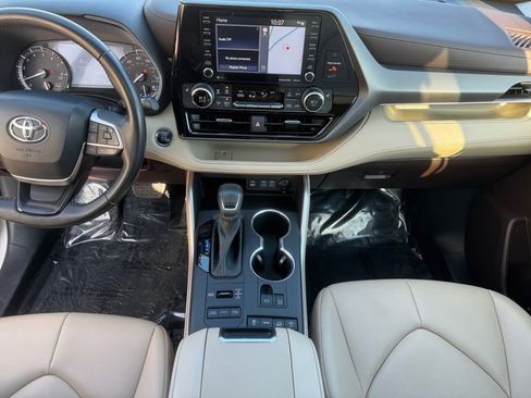 Used 2022 Toyota Highlander XLE image 13