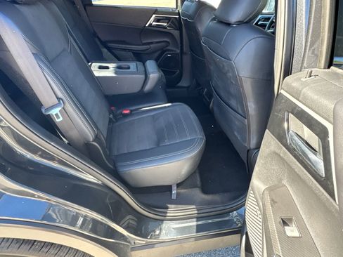 Used 2025 Mitsubishi Outlander SE image 15