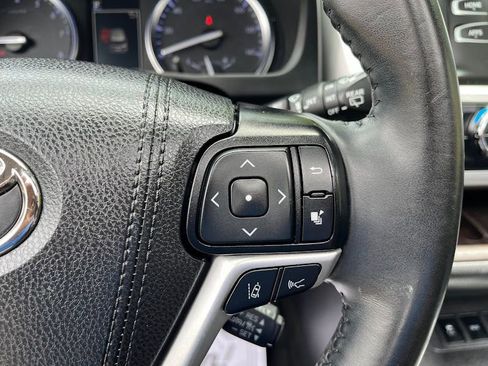 Used 2019 Toyota Highlander XLE AWD/4WD image 16