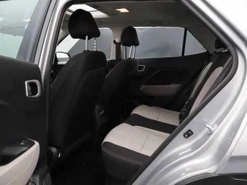 Used 2025 Hyundai Venue SEL FWD image 15