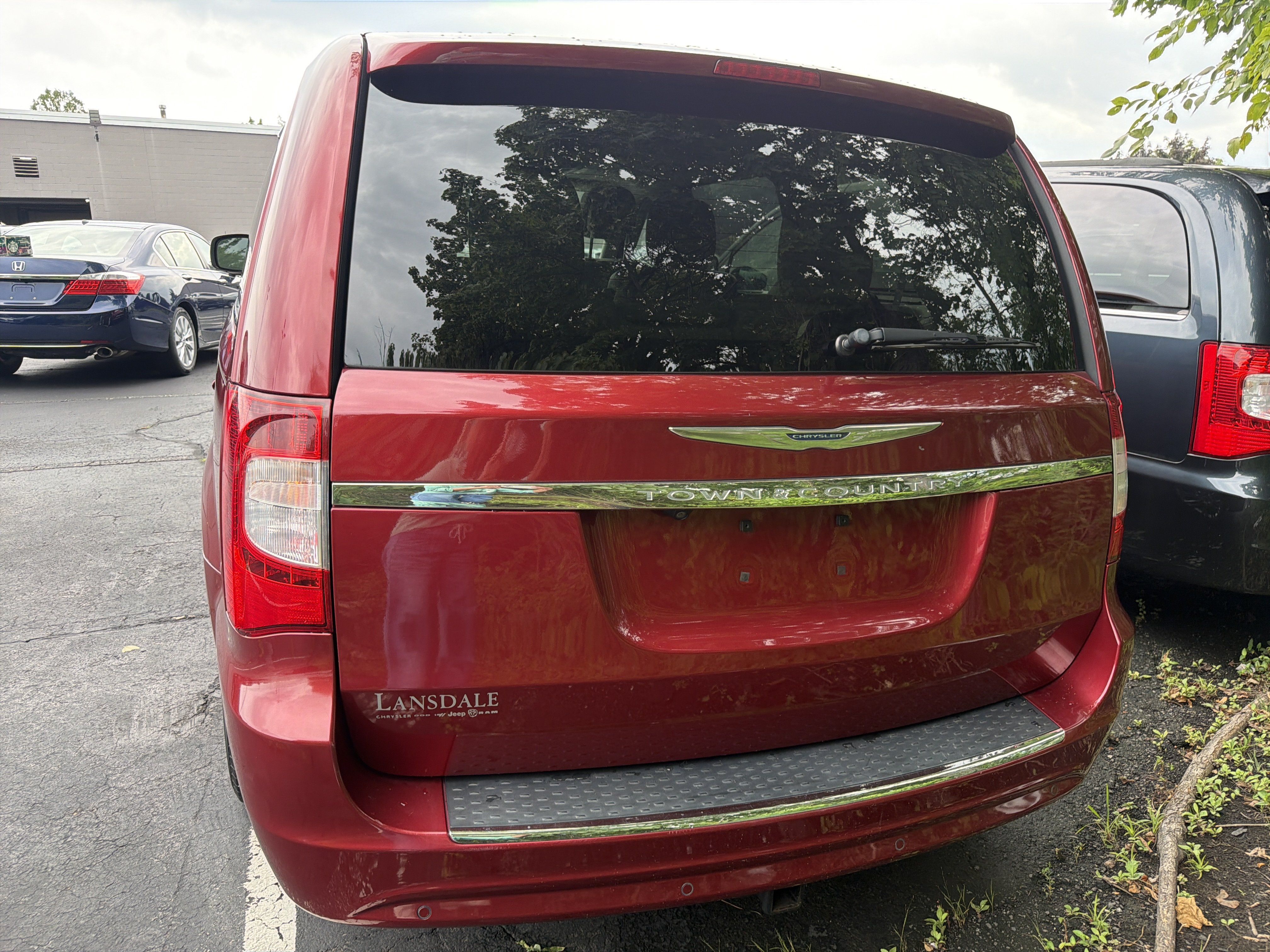 Used 2014 Chrysler Town & Country Touring-L w/ Driver Convenience Group FWD image 7