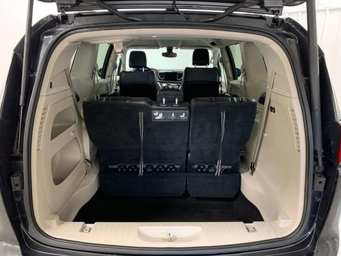 Used 2017 Chrysler Pacifica Touring-L w/ Tire & Wheel Group image 23